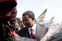 Arrivée des premiers participants au 12e sommet de l'Union africaine à Addis-Abeba. Ici, le président Tanzanien, Jakaya Kikwete, à l'aéroport international de Bole (sud-est d'Addis-Abeba).(Photo : Reuters)