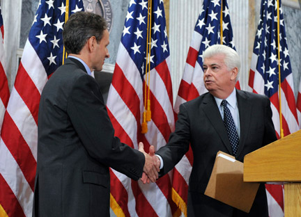 Le secrétaire d'Etat au Trésor, Timothy Geithner (g) et le président de la Commission bancaire du Sénat, Christopher Dodd (d) au département du Trésor américain, à Washington, le 10 février 2009.(Photo : Reuters)