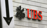 Une flèche pointe vers le sol, à côté, le logo de la banque suisse UBS, à Zurich, le 24&nbsp;février 2009.(Photo : Reuters)