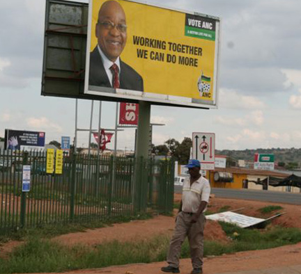 Affiche de la campagne électorale de Jacob Zuma, candidat du Congrès national africain (ANC) à l'élection présidentielle après les législatives prévues au second trimestre 2009 en Afrique du Sud, à Kwamhlanga, au nord est de Pretoria.(Photo : Valerie Hirsch/ RFI) 