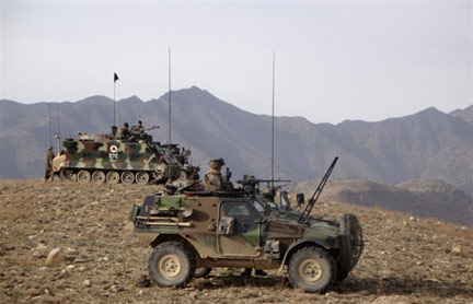 Patrouille de soldats français et afghans dans la vallée d'Uzbin, région de Sorobi, le 12 mars 2009. C'est également dans cette région qu'ont été tué les 10 soldats français en août 2008.