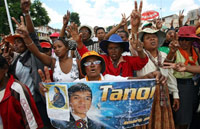 Les partisans d'Andry Rajoelina ont manifesté ce 13 mars 2009 sur la place du 13 mai à Antananarivo.(Photo : Alexander Joe/AFP)