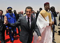 Le président français Nicolas Sarkozy a été accueilli par son homologue nigérien Mamadou Tandja.(Photo : Eric Feferberg/AFP)