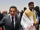 Le président français Nicolas Sarkozy a été accueilli par son homologue nigérien Mamadou Tandja.(Photo : Eric Feferberg/AFP)