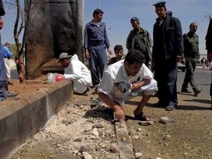 Des enquêteurs yéménites à la recherche de preuves sur le site de l'attentat-suicide près de l'aéroport de Sanaa, le 18 mars 2009.(Photo : K.Fazaa/AFP)