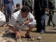 Des enquêteurs yéménites à la recherche de preuves sur le site de l'attentat-suicide près de l'aéroport de Sanaa, le 18 mars 2009.(Photo : K.Fazaa/AFP)