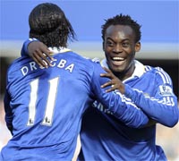 Didier Drogba (g) et Michael Essien (d) buteurs contre Blackburn.(Photo : Reuters)