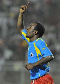 Dioko Kaluyituka, joueur du Tout Puissant, célèbre son but face à la Zambie.(Photo : AFP/Issouf Sanogo)