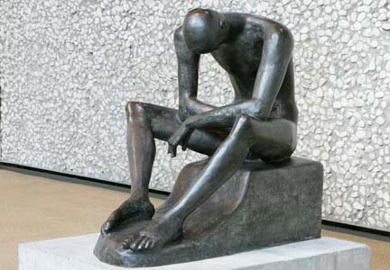 Jeune homme assis, Lehmbruck, 1916-1917. Statue bronze. Duisburg, Lehmbruck Museum.© ADAGP/ photo Christian Baraja