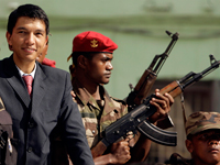 Andry Rajoelina, devant le palais présidentiel. L'Union africaine a exhorté les militaires à ne pas lui donner le pouvoir, estimant que cela revenait à avaliser un coup d'Etat. ( Photo : Siphiwe Sibeko / Reuters )