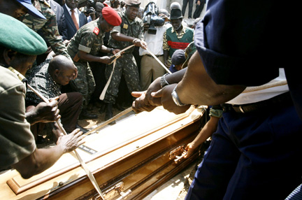La mise en terre, par les soldats, du président assassiné, Joao Bernardo Vieira, au cimetière principal de Bissau, le 10 mars 2009.(Photo : Reuters)