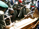 La mise en terre, par les soldats, du président assassiné, Joao Bernardo Vieira, au cimetière principal de Bissau, le 10 mars 2009.(Photo : Reuters)