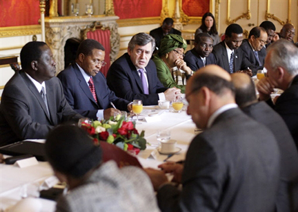 Le Premier ministre britannique, Gordon Brown (3e G) entouré de dirigeants africains durant une réunion en 2008. L'Afrique sera cette fois mieux représentée au G20 avec, en plus de l'Afrique du Sud, la présence d'une délégation de l'Union africaine. (Photo : AFP)