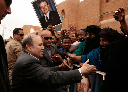Abdelaziz Bouteflika lors d'une rencontre avec la population à Tamanrasset (extrême sud), dans le cadre sa campagne électorale pour la présidentielle, le 28 mars 2009.(Photo : Reuters)