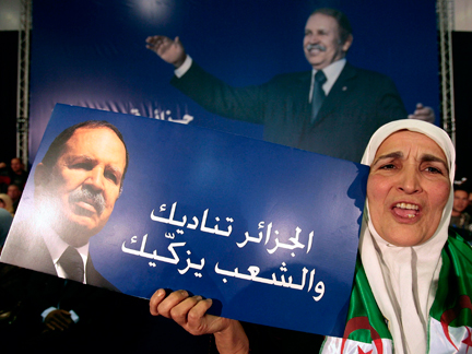 « L'Algérie t'appelle et le peuple te choisit » peut-on lire sur ce panneau.  Le président Abdelaziz Bouteflika est candidat à un 3e mandat et c'est le grand favori du scrutin du 9 avril.( Photo : Zohra Bensemra / Reuters )
