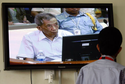L'ex-tortionnaire en chef « Duch » demande pardona aux survivants de la dictature communiste des Khmers rouges, le 31 mars 2009.(Photo: reuters)
