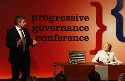 Le Premier ministre britannique Gordon Brown (G) et la présidente Michelle Bachelet du Chili, au Sommet des progressistes, à Vina del Mar, le 27 mars 2009.(Photo : AFP)