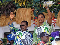 Omar Bongo et son épouse Edith-Lucie Bongo en réunion électorale, en novembre 2005 à Libreville.( Photo : Desirey Minkoh/ AFP )