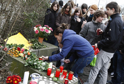 Les jeunes du collège de Winnenden, dans le sud-ouest de l’Allemagne, se recueillent sur les lieux de la tuerie, le 12 mars 2009. (Photo : Reuters)