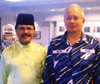 Le vice-Premier ministre malaisien Najib Razak (à droite, en uniforme militaire) aux côtés du consul honoraire de Mongolie en Malaisie Datuk Said.
(Photo : Arnaud Dubus/RFI)
