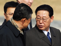 Le Premier Ministre nord-Coréen Kim Yong-Il (D) à  l'aéroport International de Beijing, le 17 mars 2009.( Photo : AFP )