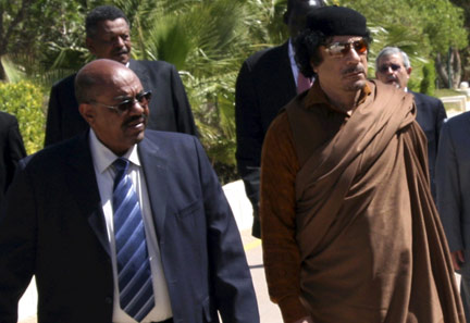 Le leader libyen Mouammar Kadhafi (d) a accueilli le 26 mars 2009, le président soudanais Omar el-Béchir (g) sous le coup d'un madat d'arrêt international.(Photo : Reuters)