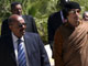 Le leader libyen Mouammar Kadhafi (d) a accueilli le 26 mars 2009, le président soudanais Omar el-Béchir (g) sous le coup d'un mandat d'arrêt international.(Photo : Reuters)