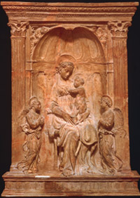 "Tabernacle figurant la Vierge à l'Enfant adorée par deux anges", Donatello (1415-1420).© Archivio Museo Civico di Prato