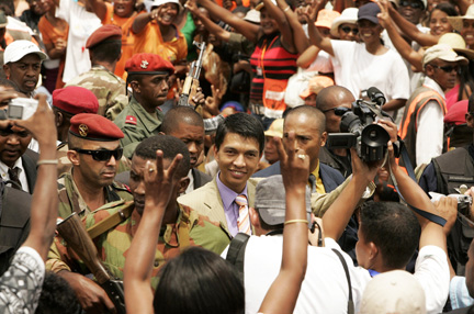 Le  président de la Haute autorité de transition malgache, Andry Rajoelina  (C) arrive pour rencontrer ses partisans au centre ville Antananarivo, le 18 mars 2009. (Photo : Reuters)