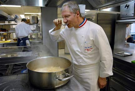 Eric Fréchon dans la cuisine du Bristol, le 8 février 2008.(Photo : AFP/ Stéphane de Sakutin)