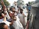 A Karachi, des policiers en civil arrêtent un militant de l’opposition pakistanaise qui participe à la « longue marche », le 12 mars.(Photo : Reuters)