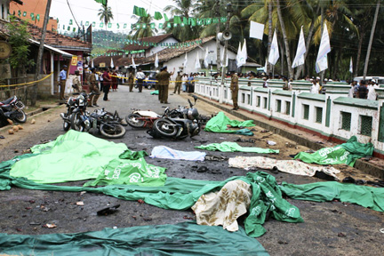 Des victimes de l'attentat suicide à Akuressa, à 160 kilomètres au sud de Colombo, le 10 mars 2009. (Photo : Reuters)