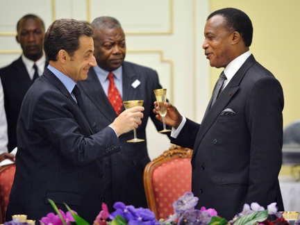 Lors du dîner offert à Brazzaville à l'occasion de sa venue, jeudi 26 mars 2009, Nicolas Sarkozy a rappelé qu'il trouvait «<em> important</em>&nbsp;» que l'élection présidentielle de juillet se déroule «&nbsp;<em>dans la sérénité et la transparence.</em>&nbsp;»( Photo : Eric Feferberg/ Reuters )