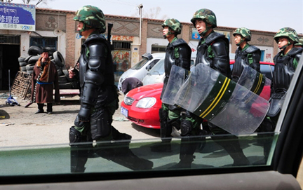 Une patrouille chinoise en déplacement dans la province du Qinghai, le 10 mars 2009.  

		(Photo : AFP)