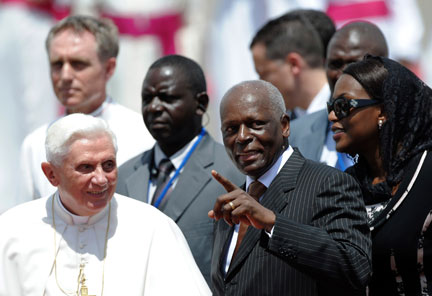 Benoît XVI à son arrivée en Angola est accueilli par le président Jose Eduardo dos Santos.(Photo: Reuters)