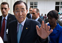 Le secrétaire général de l'ONU, Ban Ki-moon, lors de sa visite à l'hôpital de Goma, le 28 février 2009.(Photo : Reuters)
