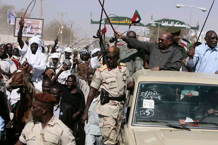 Le président soudanais Omar el-Béchir (c) à El-Facher, le 8 mars 2009, lors de sa première visite au Darfour depuis la délivrance d'un mandat d'arrêt international par la CPI. (Photo : Reuters)