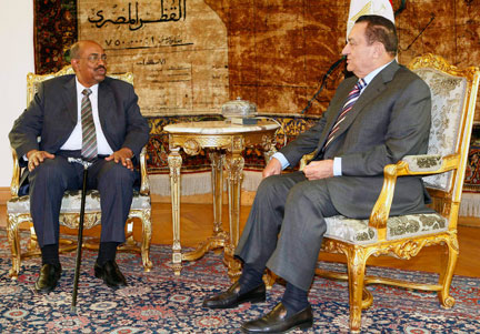 Le président égyptien Hosni Moubarak (d) s'entretient avec le président soudanais Omar el-Béchir au Caire, le 25 mars 2009.(Photo : Reuters)