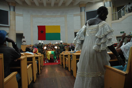 Une veillée de prière a eu lieu dans la salle des plénières de l'Assemblée nationale lundi soir.(Photo : Laurent Correau/RFI)