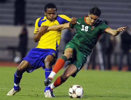 Les Gabonais d'Alain Dissikadie (g) ont créé la surprise à Casablanca face aux Marocains de Youssouf Hadji (d).(Photo : AFP)