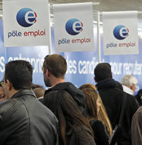 Des demandeurs d’emploi attendent un entretien d’embauche, dans une antenne Pôle emploi à la gare&nbsp;Saint-Charles de Marseille, le 25&nbsp;mars 2009.(Photo : Reuters)