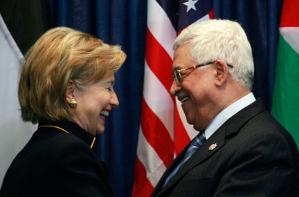 La secrétaire d'État américaine, Hillary Clinton (g) et le président de l'Autorité palestinienne, Mahmoud Abbas à Ramallah, ce mercredi 04 mars 2008.(Photo : Reuters)