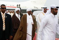 Le président soudanais Omar el-Béchir (c) lors de son arrivée à Doha, le 29 mars 2009.(Photo: Reuters)