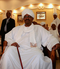 Le président soudanais Omar el-Béchir lors d'une rencontre avec des représentants parlementaires iraniens et arabes, dans son domicile, à Karthoum, le 6 mars 2009.(Photo : Reuters)