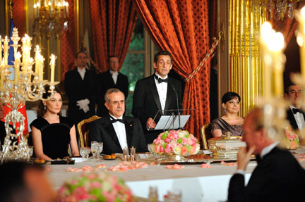 Le président français Nicolas Sarkozy (c) prononce un discours à ses invités, le président libanais Michel Sleimane et son épouse, le 16 mars 2009, au palais de l'Elysée.(Photo : Reuters)