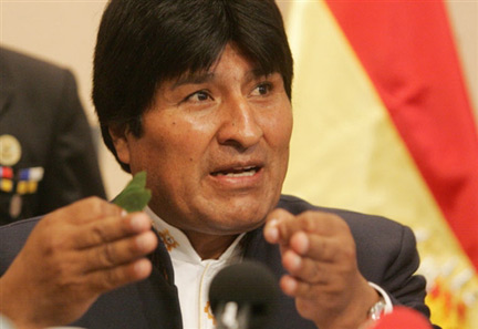 Le président Evo Morales s'exprime sur les vertus thérapeutiques de la feuille de coca, à l'occasion de la réunion de la Commission des stupéfiants de l'ONU, qui s'est tenue à Vienne, ce 11 mars 2009.(Photo : AFP)