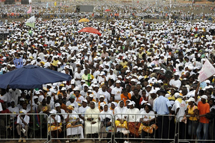Plusieurs centaines de milliers d'Angolais assistent à la messe du pape à Luanda, le 22 mars 2009.(Photo : AFP)