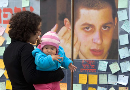 A Jérusalem, les Israéliens accrochent des messages de soutien près du portrait de Gilad Shalit, en détention depuis 1 000 jours.(Photo : Reuters)
