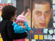 A Jérusalem, les Israéliens accrochent des messages de soutien près du portrait de Gilad Shalit, en détention depuis 1 000 jours.(Photo : Reuters)