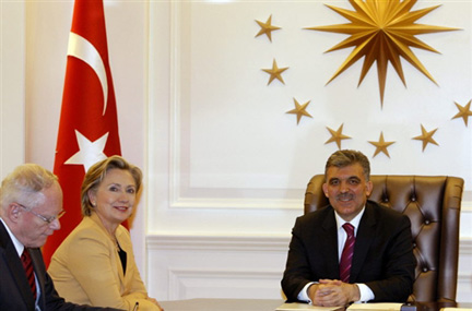 Hillary Clinton, secrétaire d'Etat américaine (c), le président turc Abdullah Gül (d) et l'ambassadeur américain à Ankara James Jeffrey (g), à Ankara, le 7 mars 2009.(Photo : AFP)